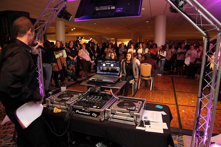How Professional DJs Keep Miami Event Crowds Engaged