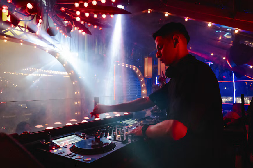 How to Choose the Right DJ for a Luxury Jewish Wedding